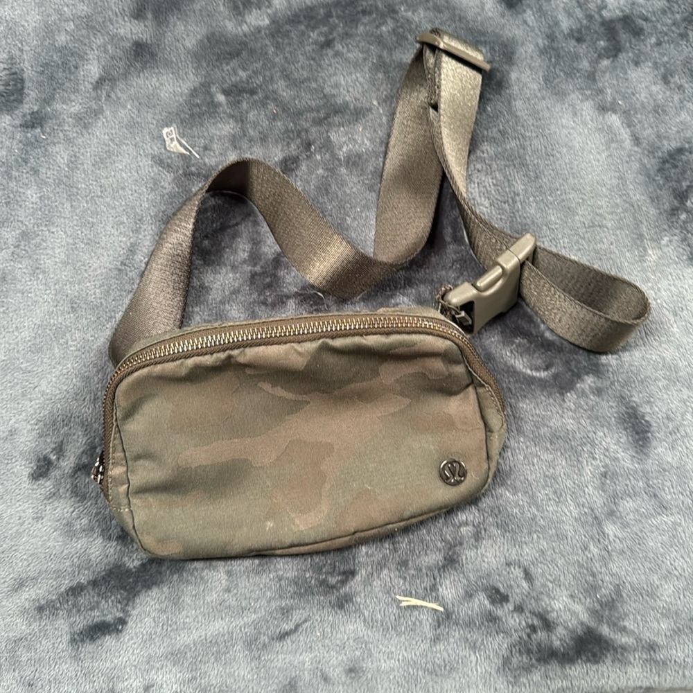 Lululemon Everywhere Belt‎ Bag militar color